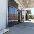 Fabricación e instalación de puertas industriales acristaladas a medida